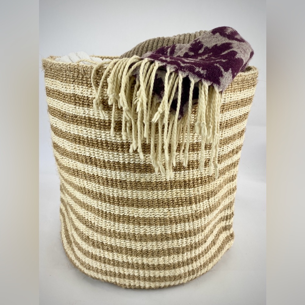 NWOT Natural Sisal Basket/Storage/Planter - Picture 3 of 5